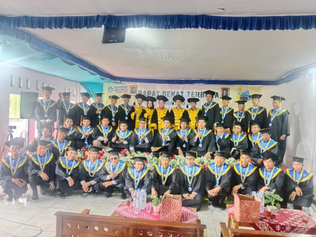 Foto sebagian Wisudawan dengan jajaran dosen dan rektor