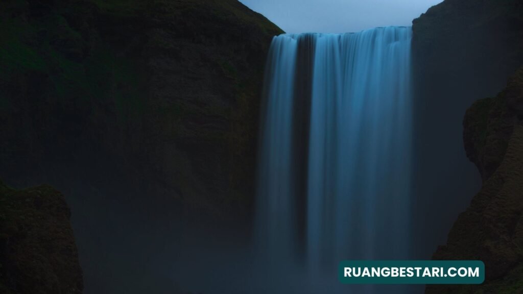 Alunan Air Puisi Carolina Naunik