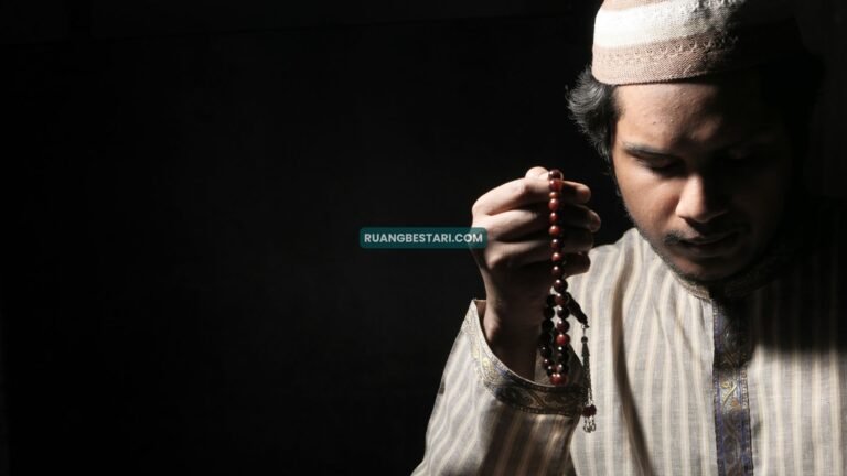 Puisi Sedang Tuhan pun Menulis