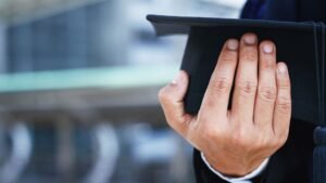 SAJAK YANG BUNTU Puisi: Arifa Husna Amalia