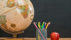 JEJAK PERJUANGAN DI UJUNG DESA Puisi: Eka Chandra Oktaviani