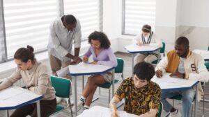 DI BALIK TIRAI KELAS Puisi: Kurnia Arum Setiani