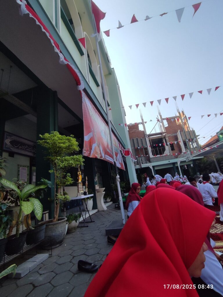 Rayakan HUT RI Ke-80, MTs NU Banat Kenang Jasa Pahlawan dengan Upacara dan Istighotsah