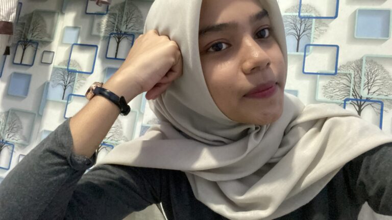 KELOMPOK TEKSTUALIS DAN DEKONSTRUKSIONIS
